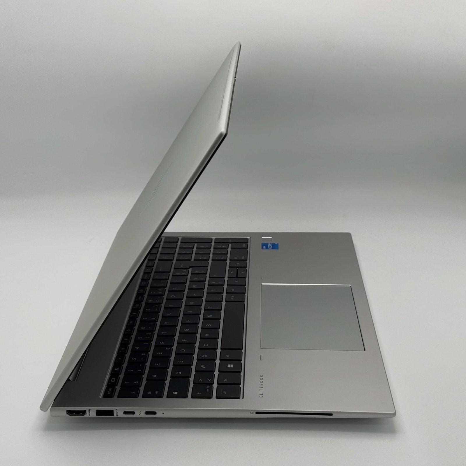 HP EliteBook 860 G9 – Core i5-1235U – 8G RAM – 256G SSD - Image 3